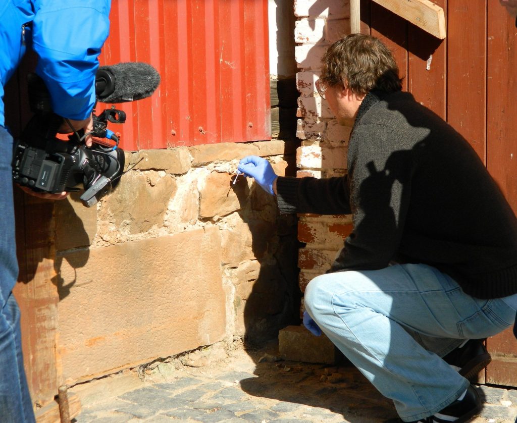 Chemiker der Uni Marburg entnehmen Proben an einigen Höfen. Die Untersuchung wurde vom HR dokumentarisch begleitet.